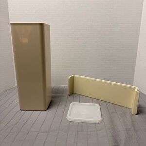 Tupperware cracker/ cheese container